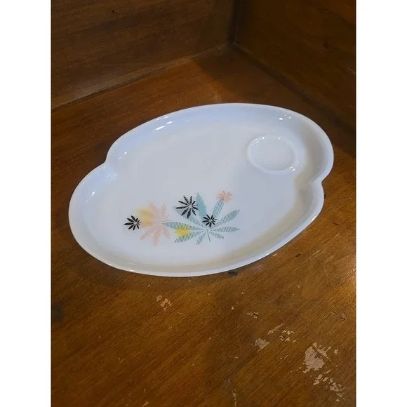 Federal Glass Company 1950s Atomic Flower Milk Glass Patio Snack Set MCM - Picture 8 of 10